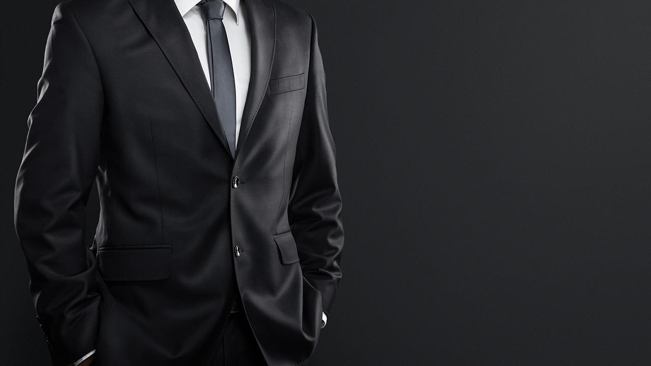 Anzug maßschneidern lassen oder von der Stange - ein schwarzer Anzug