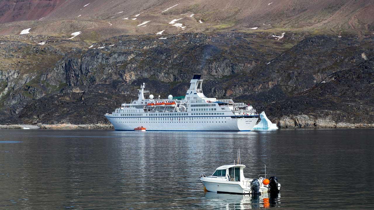 Kreuzfahrten in den Norden - Grönlandtour - ein Kreuzfahrtschiff in Grönland