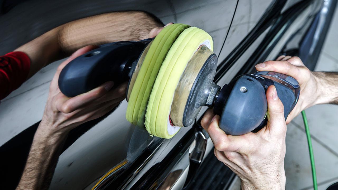 Tipps zur perfekten Autopolitur - Mann poliert sein Auto mit einer Maschine