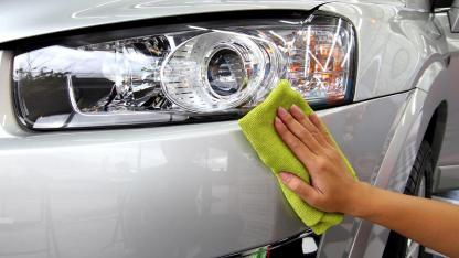 Tipps zur perfekten Autopolitur - das Auto wird davor geputzt